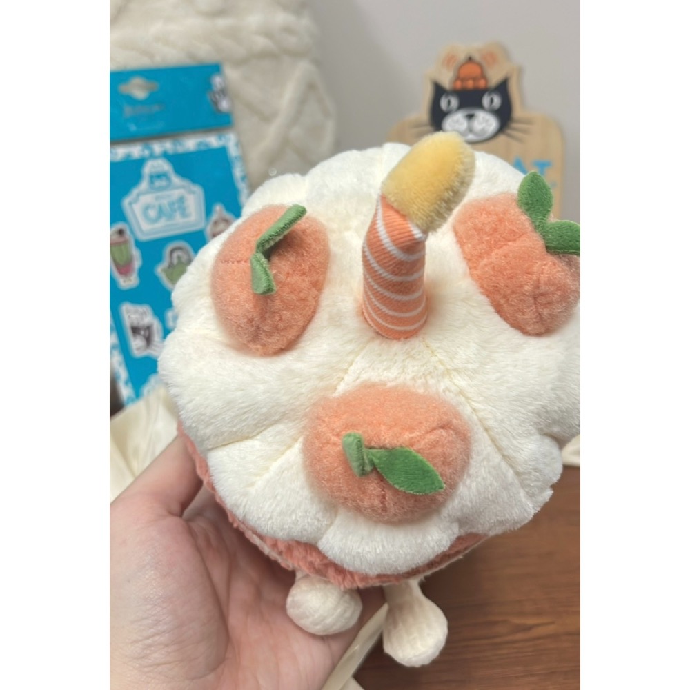 台中正品現貨⚡️Jellycat 上海限定 蜜桃蛋糕 桃子蛋糕 Melbie Peach Cake 另有兔吊飾-細節圖5