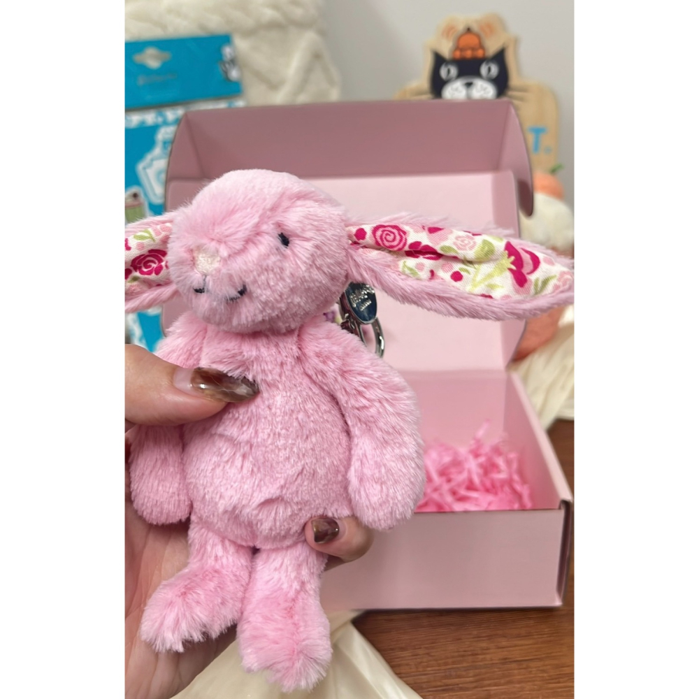 台中正品現貨⚡️jellycat上海北京限定兔吊飾 紫花布瑟紫珀 粉花布芙珞馨 Bunny Bag Charm-細節圖7