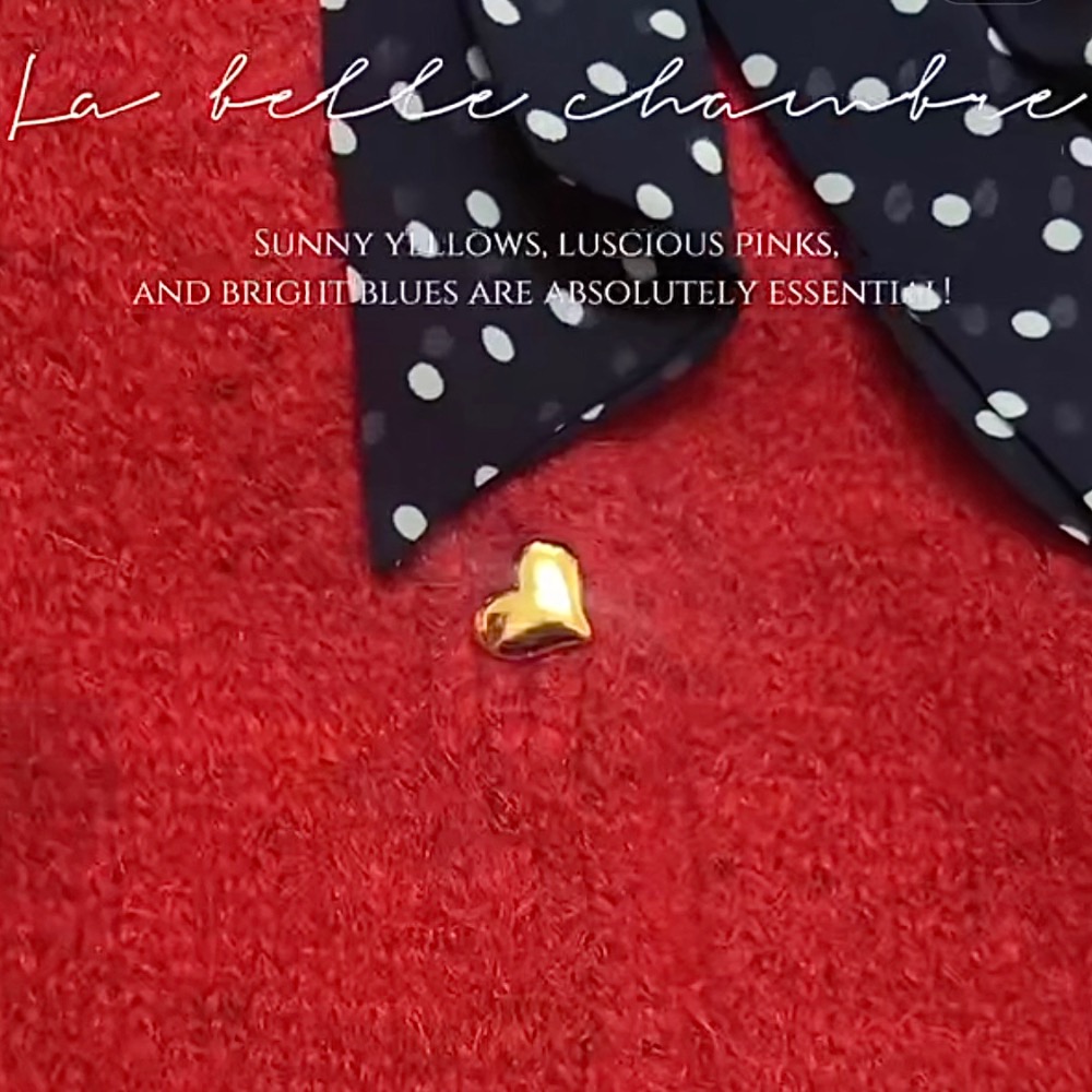 台中現貨⚡️千金甜美風 點點 精緻金色立體愛心鈕扣 蝴蝶結絲巾系帶寬鬆氣質毛衣外套 過年新年紅色毛衣9963-細節圖2