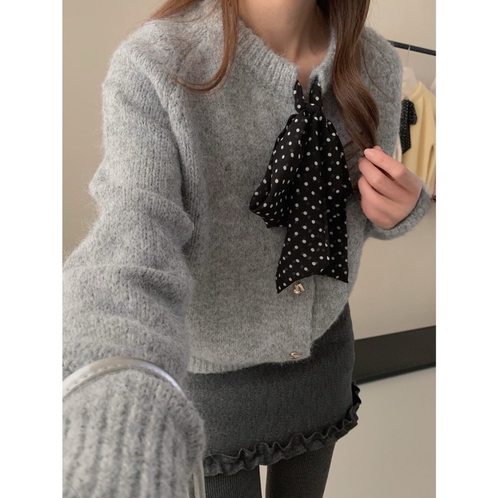 台中現貨⚡️千金甜美風 點點 精緻金色立體愛心鈕扣 蝴蝶結絲巾系帶寬鬆氣質毛衣外套 過年新年紅色毛衣9963-細節圖3