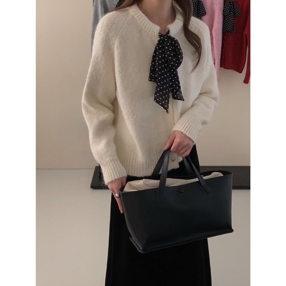 台中現貨⚡️千金甜美風 點點 精緻金色立體愛心鈕扣 蝴蝶結絲巾系帶寬鬆氣質毛衣外套 過年新年紅色毛衣9963-細節圖5