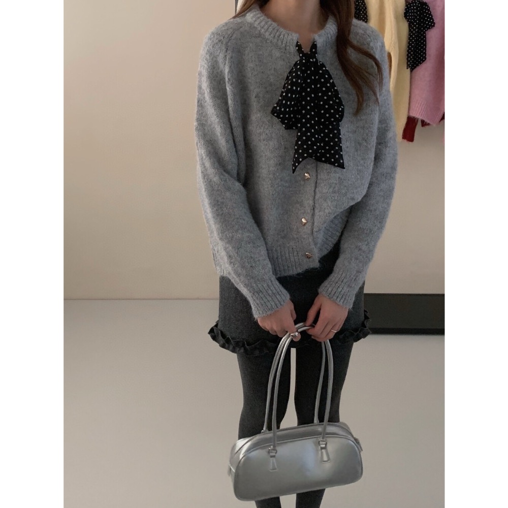 台中現貨⚡️千金甜美風 點點 精緻金色立體愛心鈕扣 蝴蝶結絲巾系帶寬鬆氣質毛衣外套 過年新年紅色毛衣9963-細節圖6