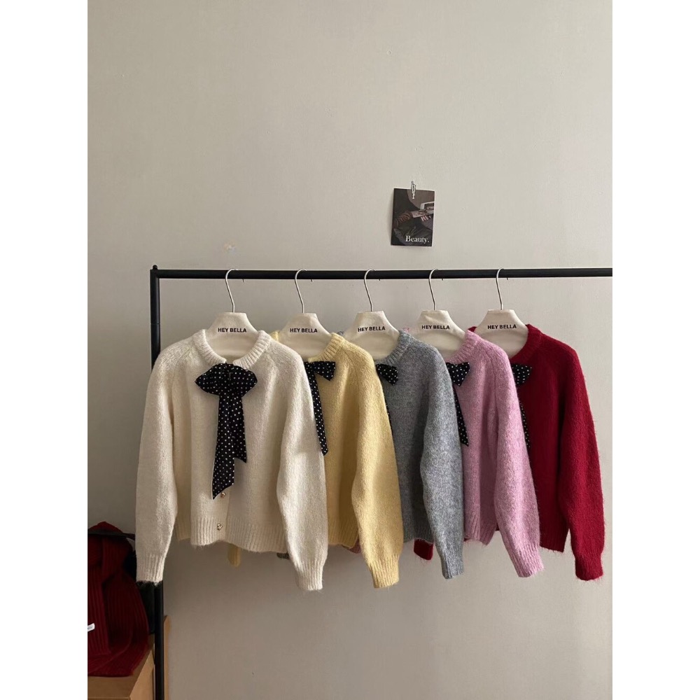 台中現貨⚡️千金甜美風 點點 精緻金色立體愛心鈕扣 蝴蝶結絲巾系帶寬鬆氣質毛衣外套 過年新年紅色毛衣9963-細節圖9