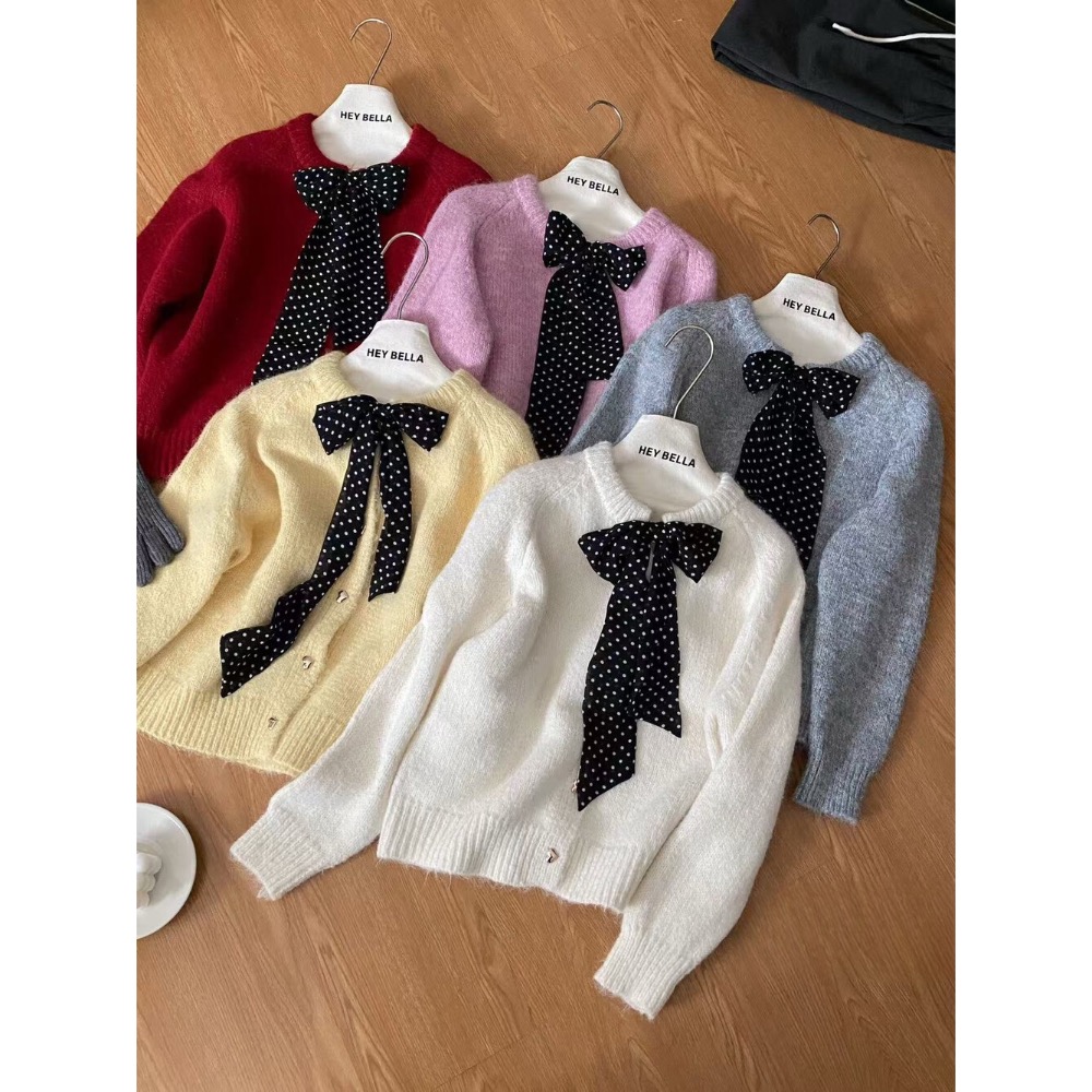 台中現貨⚡️千金甜美風 點點 精緻金色立體愛心鈕扣 蝴蝶結絲巾系帶寬鬆氣質毛衣外套 過年新年紅色毛衣9963-細節圖10