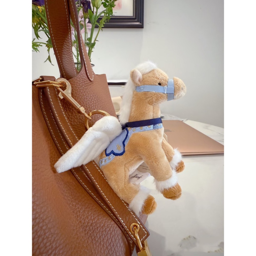 台中現貨⚡️英國🇬🇧正品 Harrods 小飛馬 馬年 飛天小馬 幸運小馬 鑰匙扣 吊飾 聖誕限定 飛馬-細節圖6