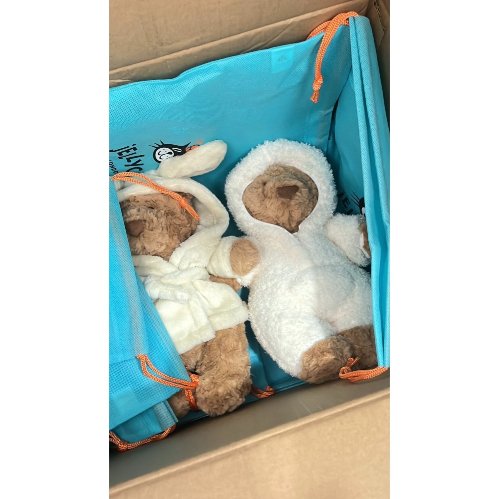 台中現貨 Jellycat 正品 兔子浴袍 連身褲 巴熊 2026新品 Bartholomew Bear-細節圖3