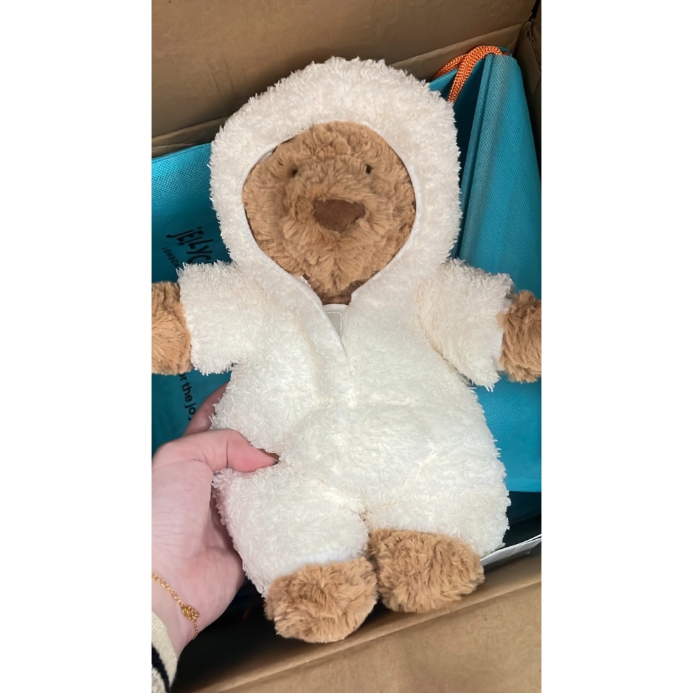 台中現貨 Jellycat 正品 兔子浴袍 連身褲 巴熊 2026新品 Bartholomew Bear-細節圖4