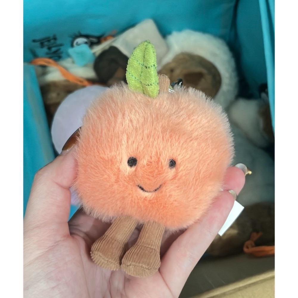 台中現貨 Jellycat 含防塵袋 桃子蜜桃吊飾 水蜜桃吊飾 Amuseables Peach Bag Charm-細節圖3