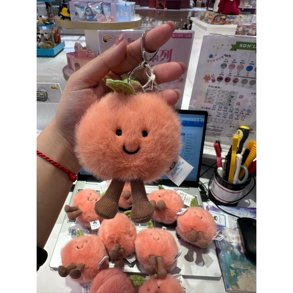 台中現貨 Jellycat 含防塵袋 桃子蜜桃吊飾 水蜜桃吊飾 Amuseables Peach Bag Charm-細節圖5