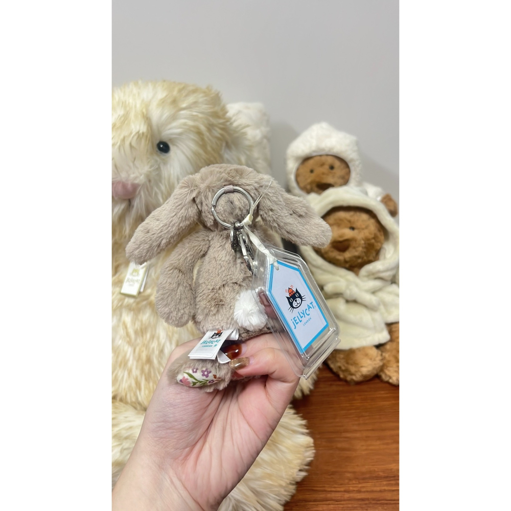 台中現貨 米碎花兔吊飾含吊卡保護套 防塵袋 Blossom Beige Bunny ＇Petal＇ Bag Charm-細節圖2