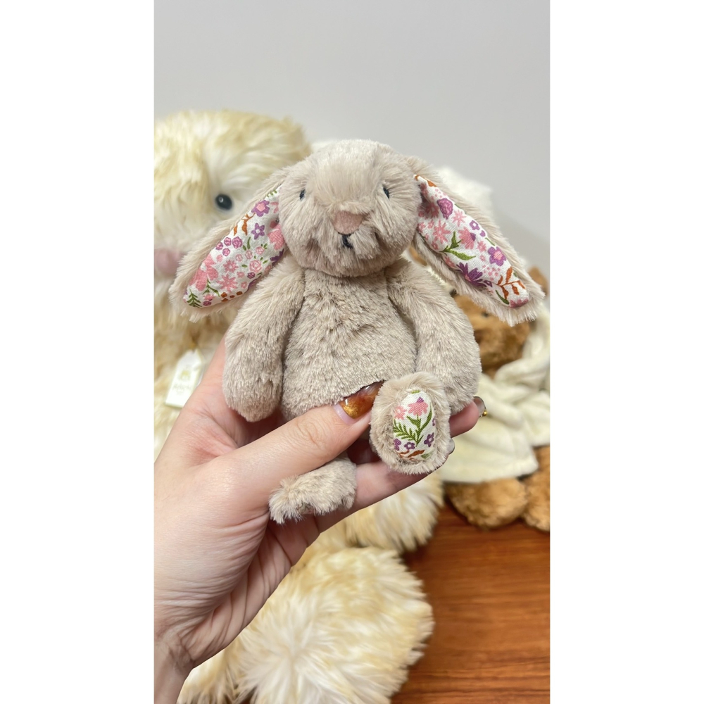 台中現貨 米碎花兔吊飾含吊卡保護套 防塵袋 Blossom Beige Bunny ＇Petal＇ Bag Charm-細節圖8