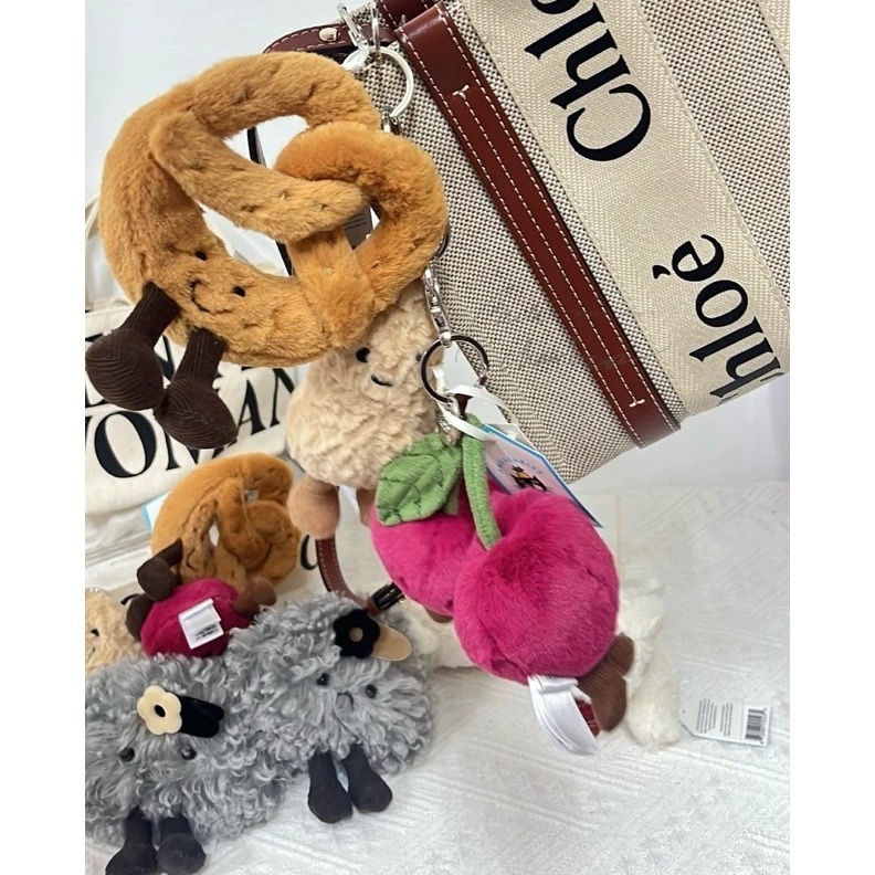 台中正品現貨⚡️含防塵袋 jellycat 超夯櫻桃吊飾 Amuseables Cherries Bag Charm-細節圖4