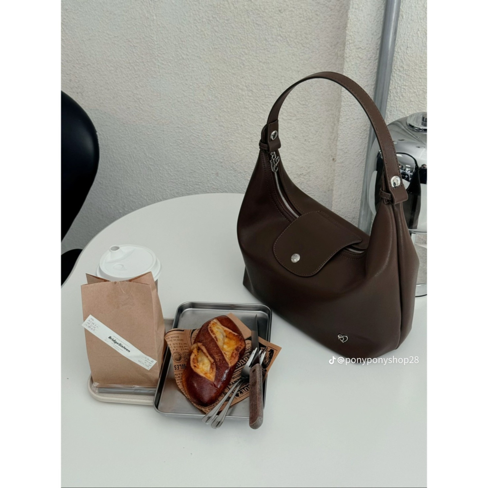 台中現貨⚡️最新皮革 泰國Pony包品牌 大號MoYa 皮革材質/金釦 掀蓋腋下包 多背法 手提/肩背/斜跨-細節圖4