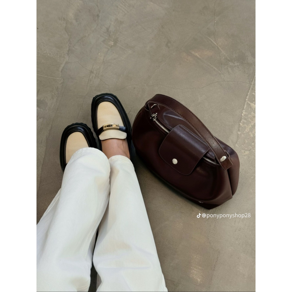 台中現貨⚡️最新皮革 泰國Pony包品牌 大號MoYa 皮革材質/金釦 掀蓋腋下包 多背法 手提/肩背/斜跨-細節圖5