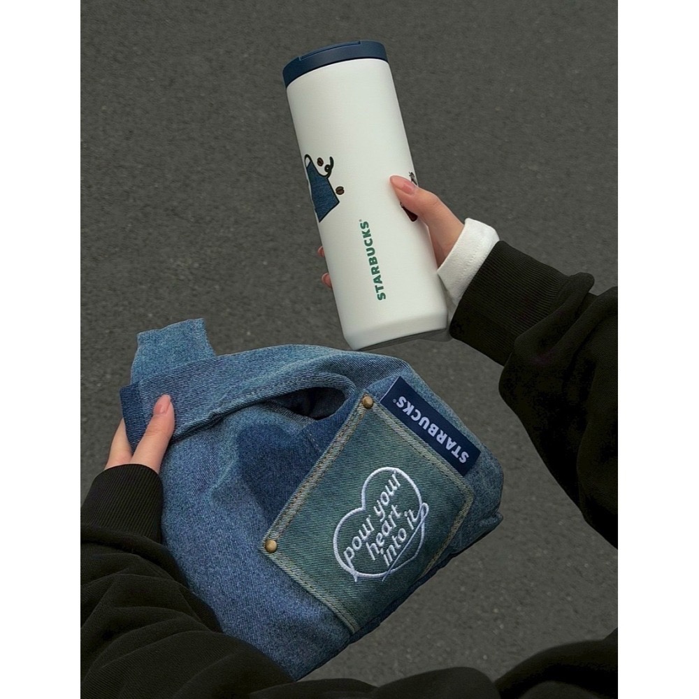 即將抵台🔥星巴克正品 丹寧拼布拼接手提包＋530ml不鏽鋼杯組合 買1送1 ✨丹寧星咖系列 中國限定 2026-細節圖2