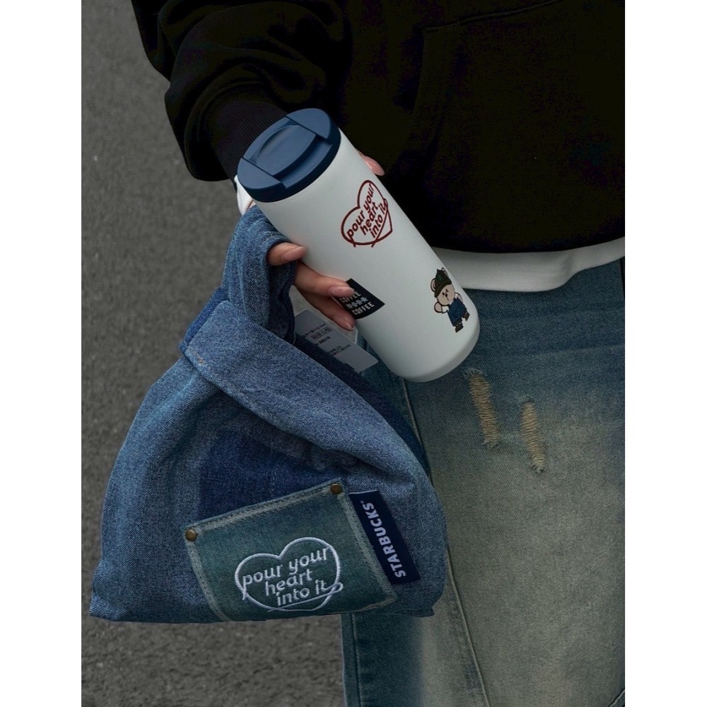 即將抵台🔥星巴克正品 丹寧拼布拼接手提包＋530ml不鏽鋼杯組合 買1送1 ✨丹寧星咖系列 中國限定 2026-細節圖4