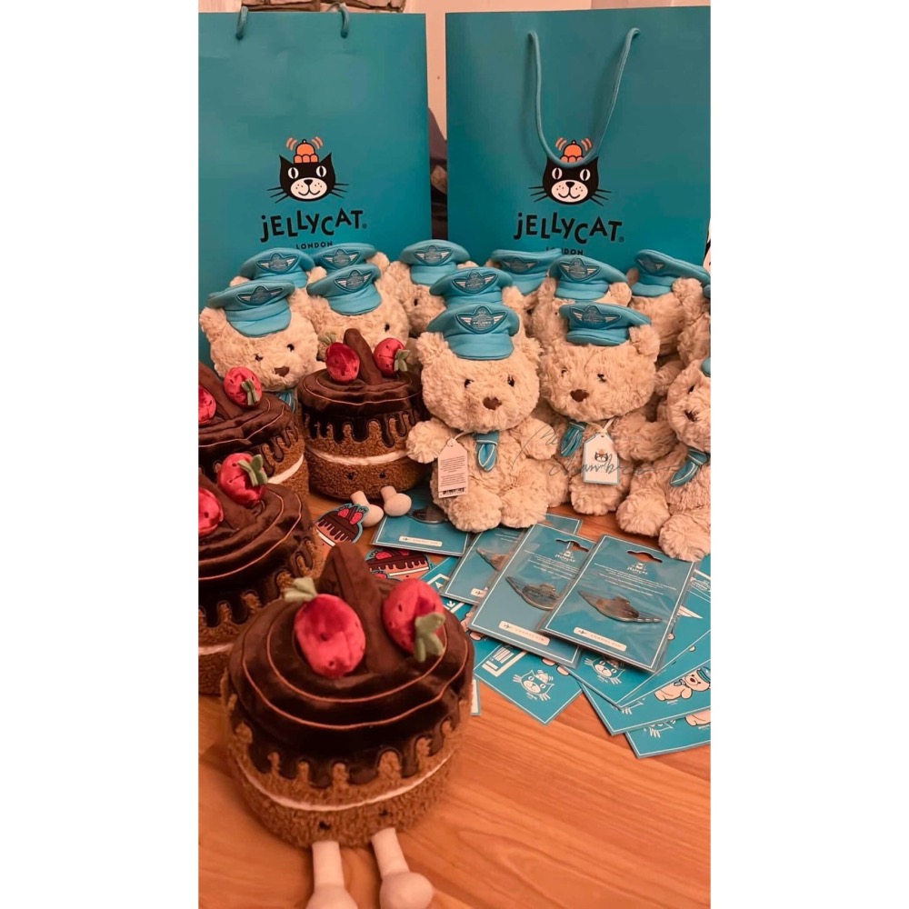 限購🇬🇧Harrods百貨限定  Jellycat 飛行員徽章 航空控 機長🧑‍✈️ Enamel Pin-細節圖3