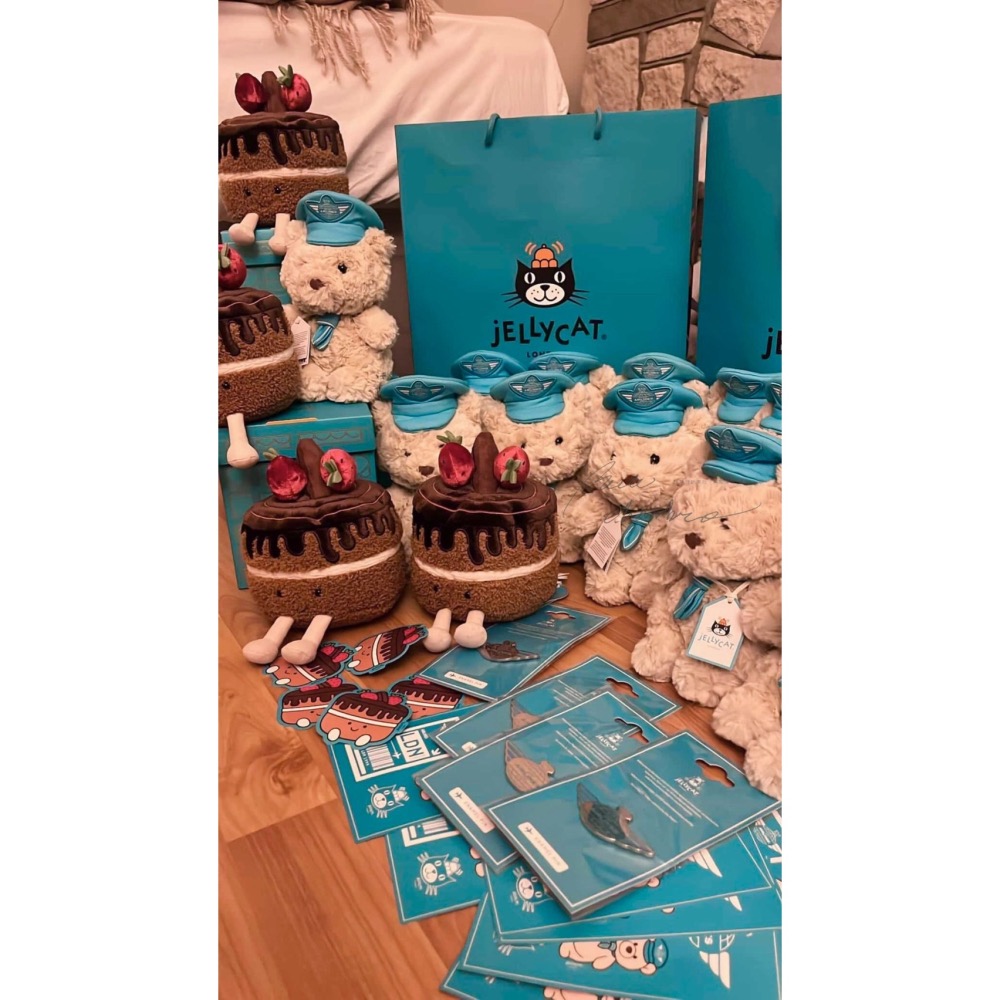 限購🇬🇧Harrods百貨限定  Jellycat 飛行員徽章 航空控 機長🧑‍✈️ Enamel Pin-細節圖4