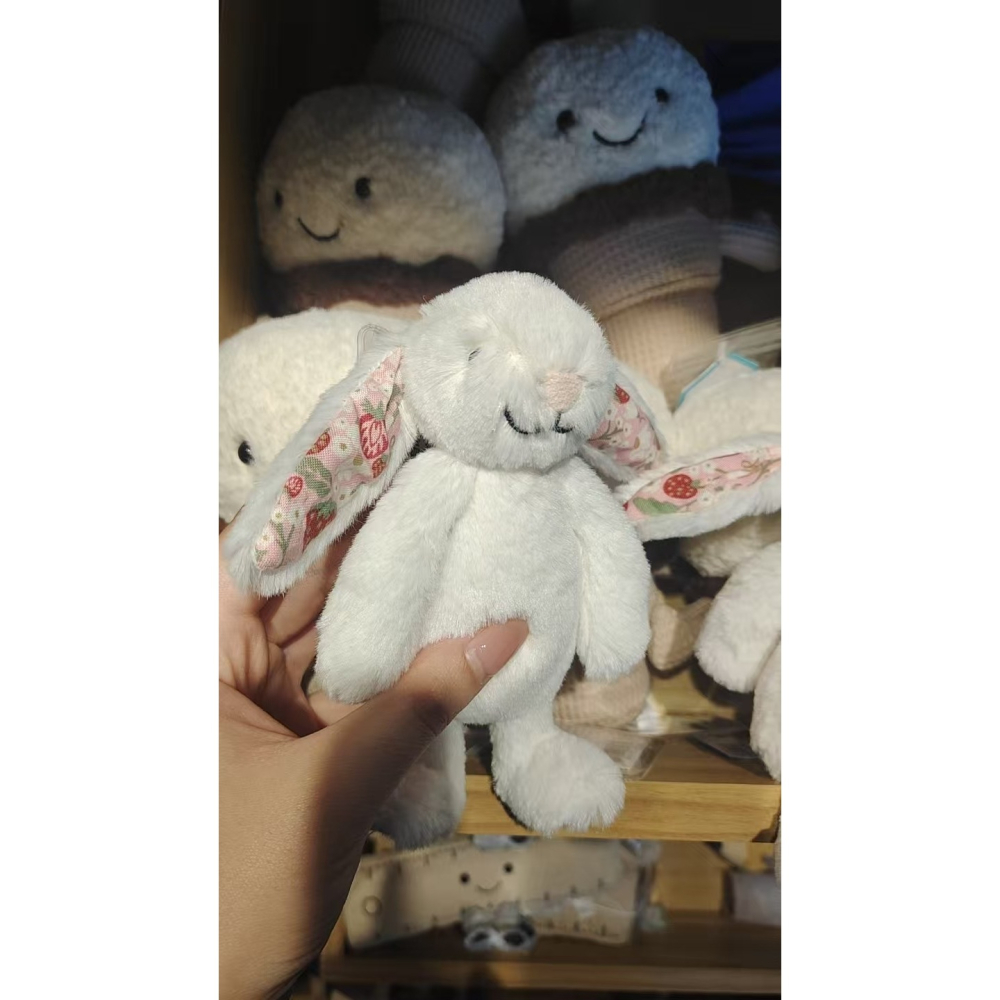 客定_台中現貨 草莓碎花兔吊飾含吊卡保護套 Blossom Cream Bunny ＇Berry＇ Bag Charm-細節圖2