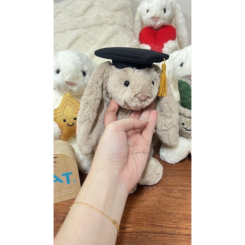 台中現貨 Jellycat 畢業兔🎓可刺繡含品牌紙袋 Bashful Bunny Graduation-細節圖2