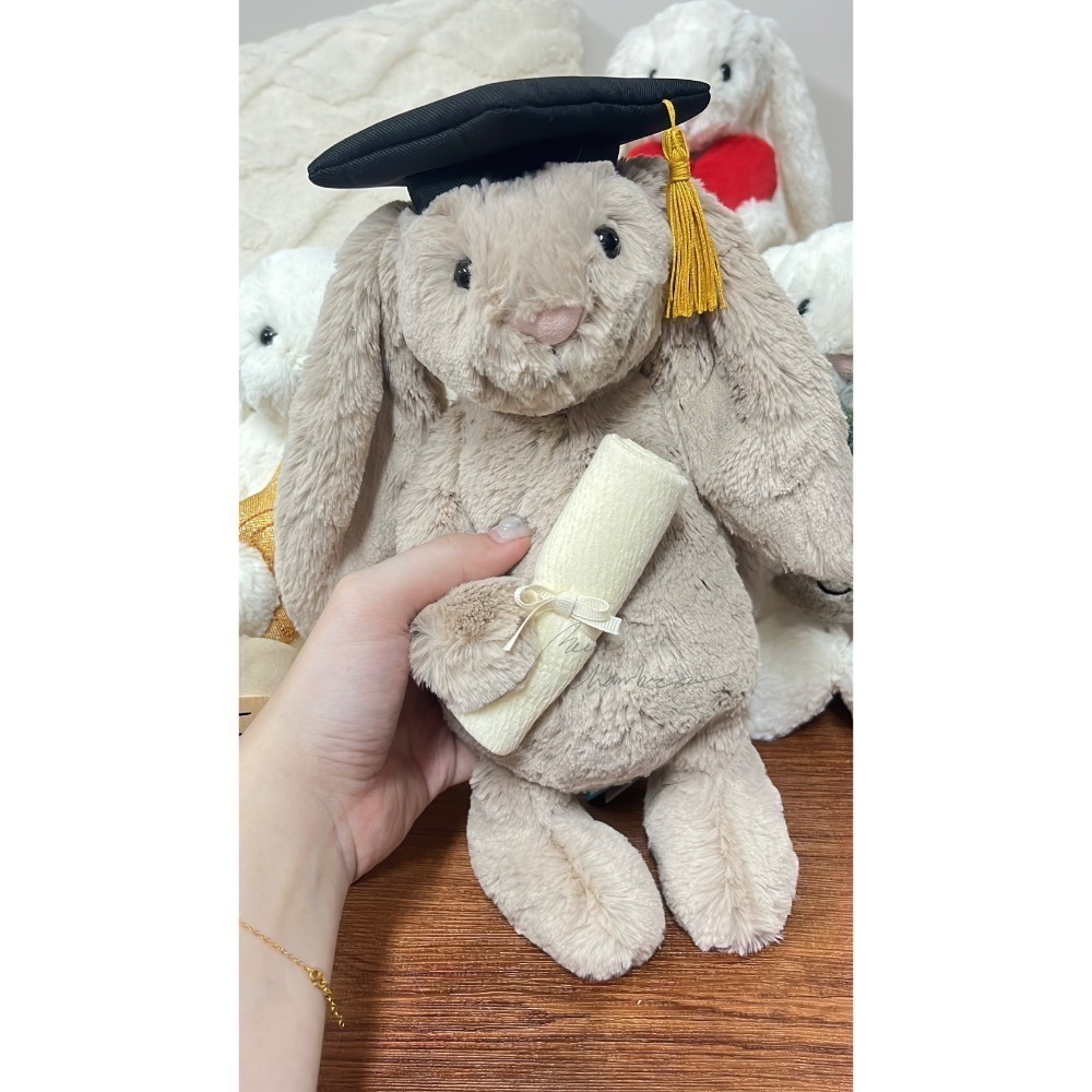 台中現貨 Jellycat 畢業兔🎓可刺繡含品牌紙袋 Bashful Bunny Graduation-細節圖3