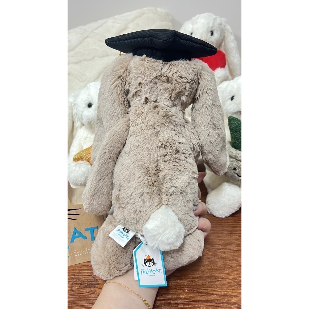 台中現貨 Jellycat 畢業兔🎓可刺繡含品牌紙袋 Bashful Bunny Graduation-細節圖4