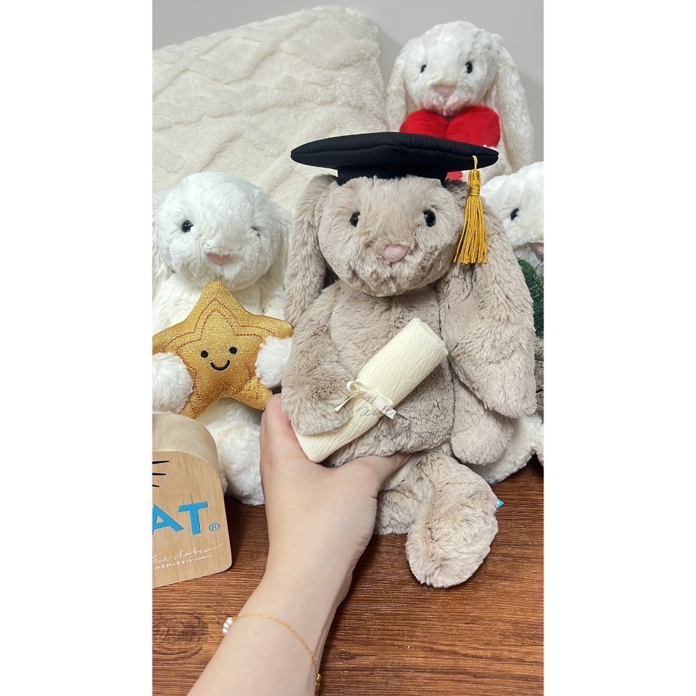 台中現貨 Jellycat 畢業兔🎓可刺繡含品牌紙袋 Bashful Bunny Graduation-細節圖5