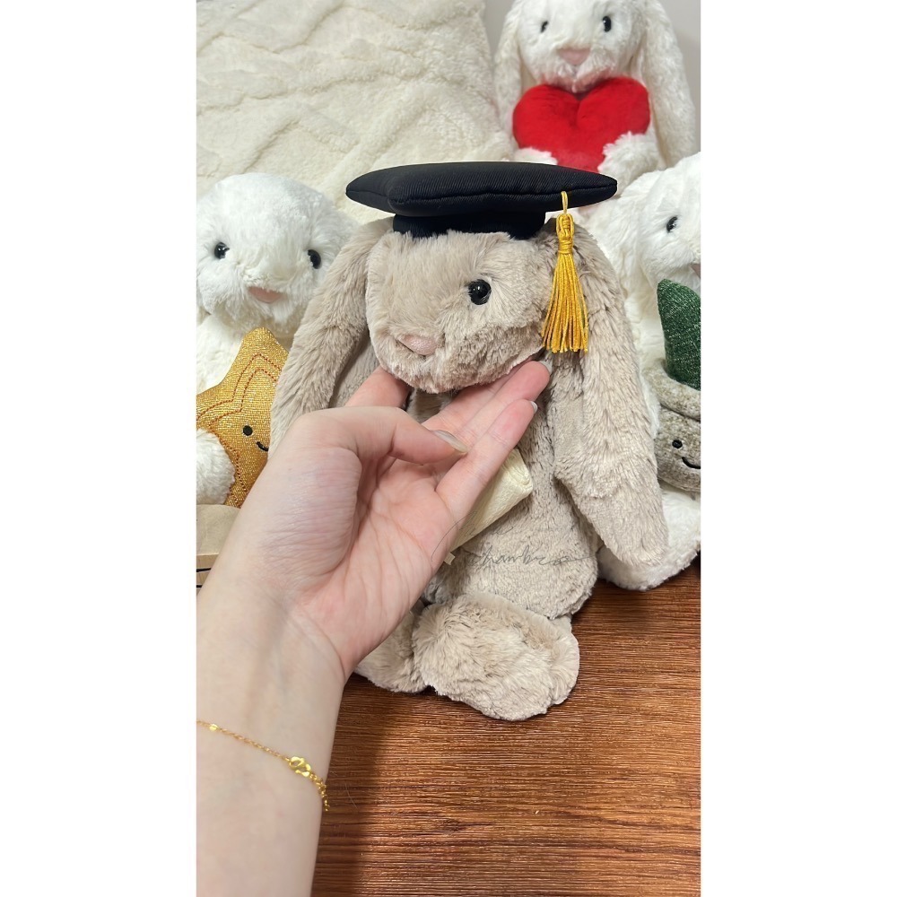 台中現貨 Jellycat 畢業兔🎓可刺繡含品牌紙袋 Bashful Bunny Graduation-細節圖6