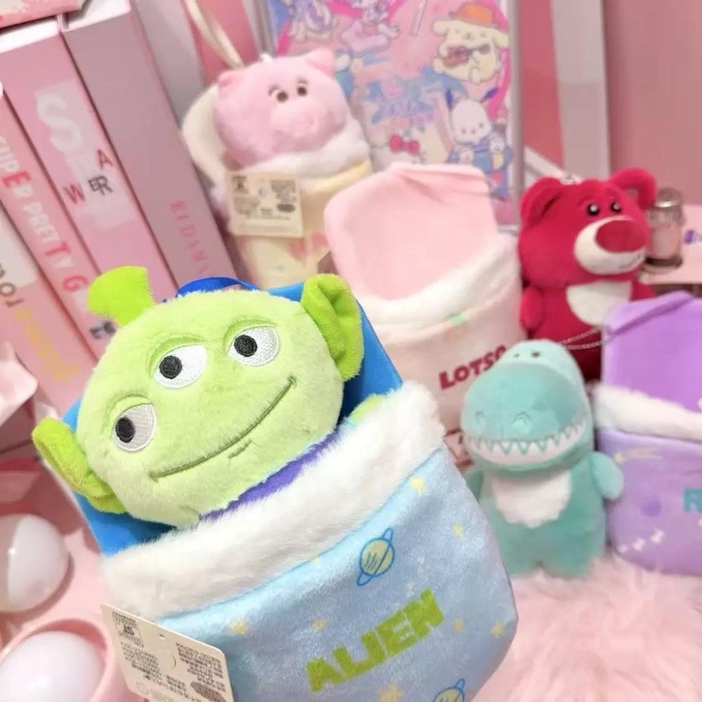 熱銷🍓台南正版 迪士尼聯名睡袋系列 熊抱哥 三眼怪 火腿豬 抱抱龍 吊飾 睡袋吊飾 可愛吊飾-細節圖2