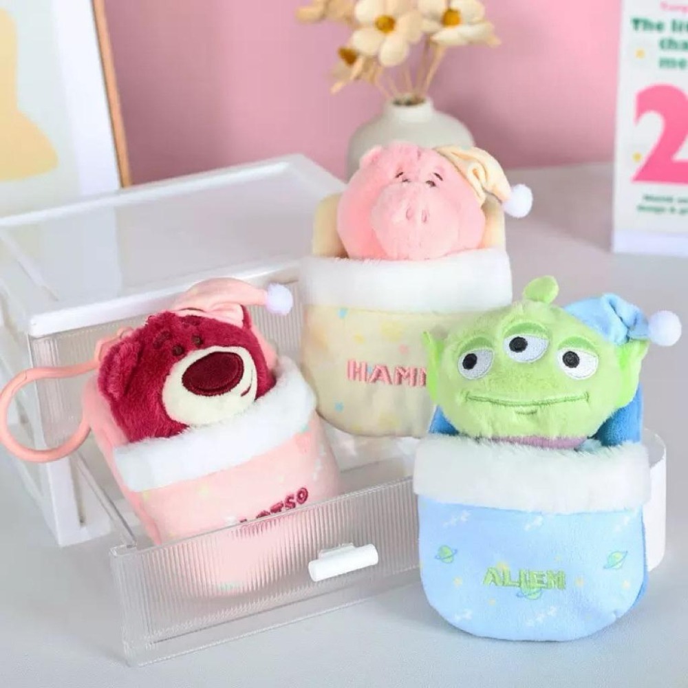 熱銷🍓台南正版 迪士尼聯名睡袋系列 熊抱哥 三眼怪 火腿豬 抱抱龍 吊飾 睡袋吊飾 可愛吊飾-細節圖4