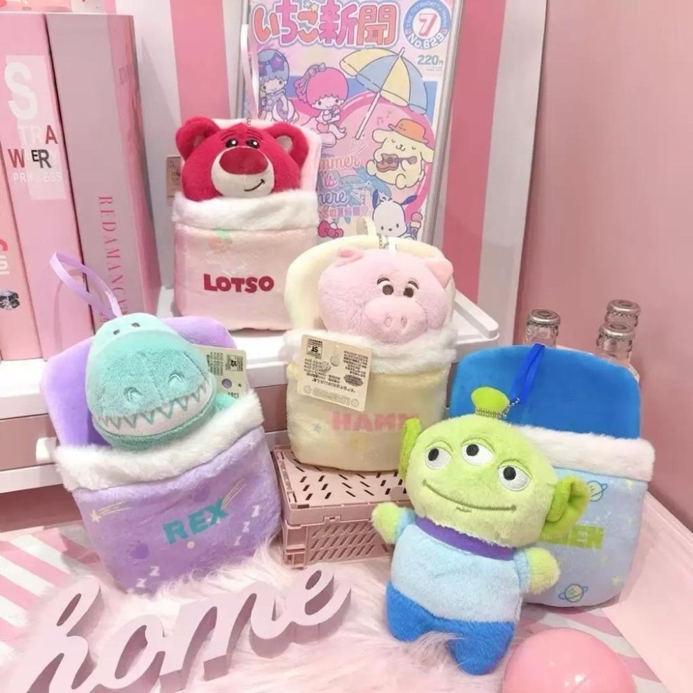 熱銷🍓台南正版 迪士尼聯名睡袋系列 熊抱哥 三眼怪 火腿豬 抱抱龍 吊飾 睡袋吊飾 可愛吊飾-細節圖9