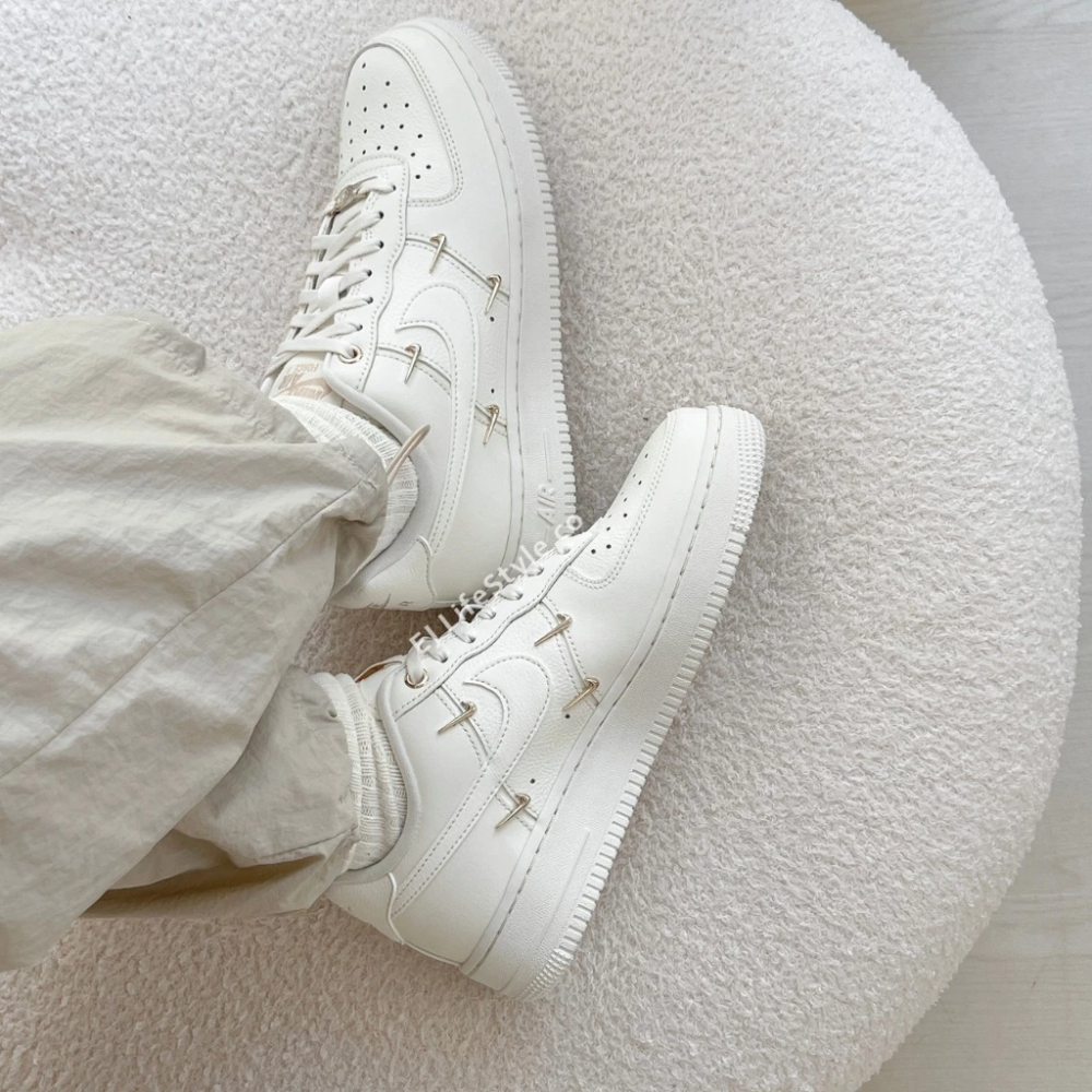 NIKE AIR FORCE 1 AF1 小金勾 粉白 女鞋 FV3654-111-細節圖2