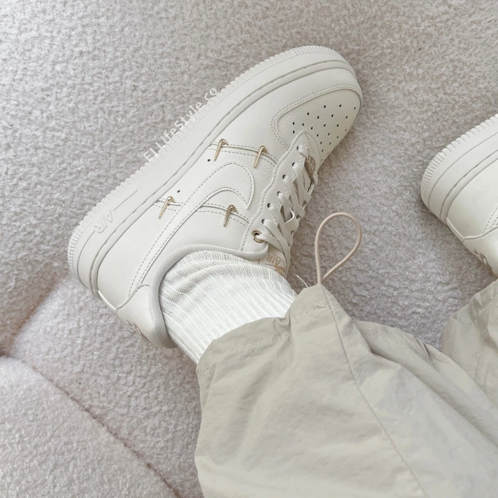 NIKE AIR FORCE 1 AF1 小金勾 粉白 女鞋 FV3654-111-細節圖3