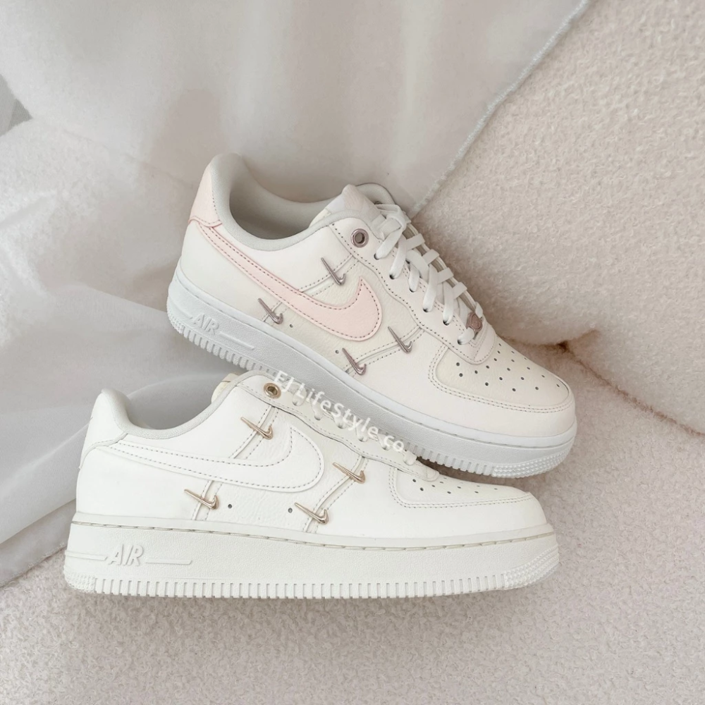 NIKE AIR FORCE 1 AF1 小金勾 粉白 女鞋 FV3654-111-細節圖4