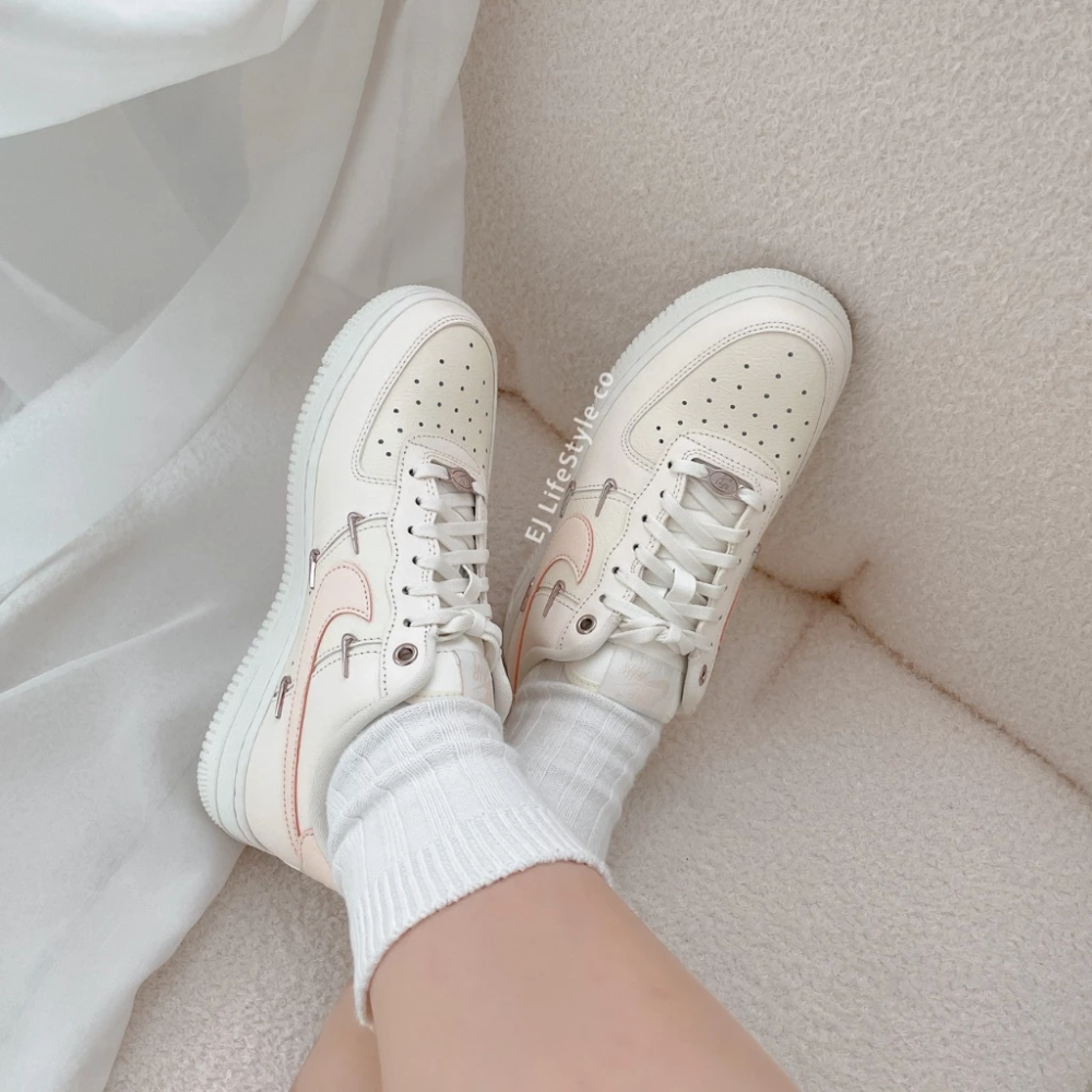 NIKE AIR FORCE 1 AF1 小金勾 粉白 女鞋 FV3654-111-細節圖5