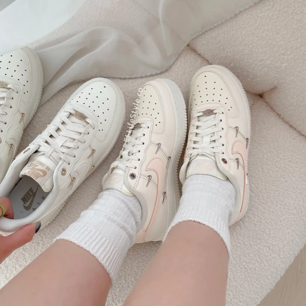 NIKE AIR FORCE 1 AF1 小金勾 粉白 女鞋 FV3654-111-細節圖7