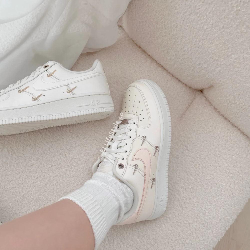 NIKE AIR FORCE 1 AF1 小金勾 粉白 女鞋 FV3654-111-細節圖8