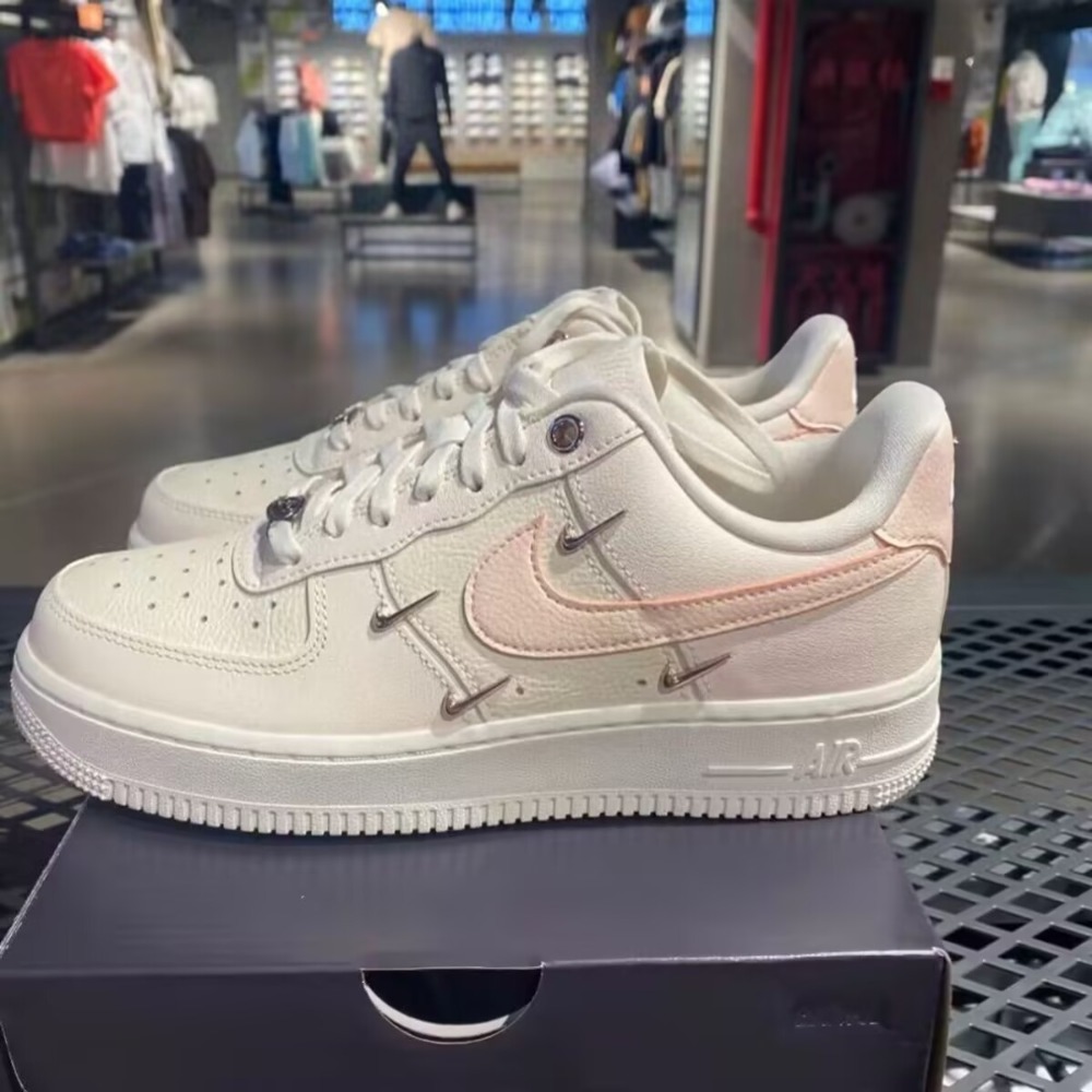 NIKE AIR FORCE 1 AF1 小金勾 粉白 女鞋 FV3654-111-規格圖9