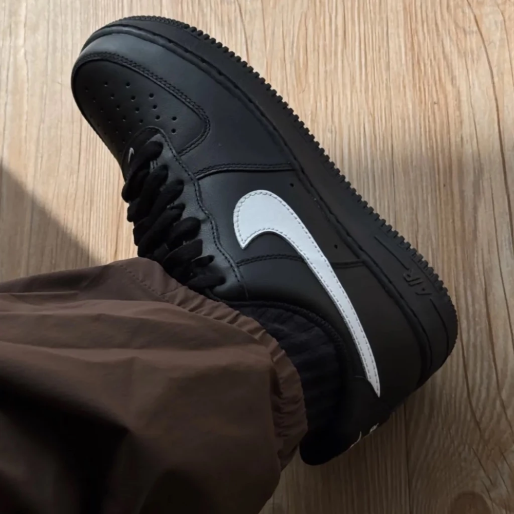 NIKE AIR FORCE 1 AF1 黑白 全黑 白勾 黑武士 男鞋 FZ0627-010-細節圖3