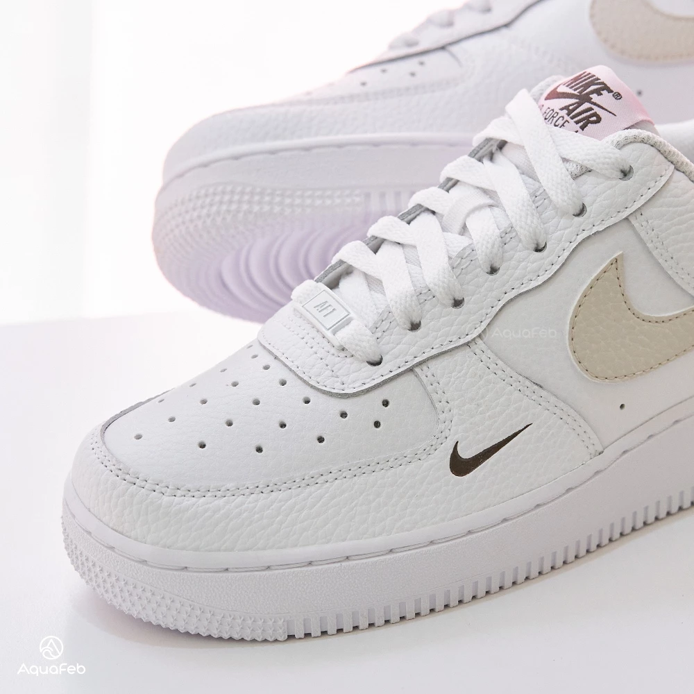 Nike Air Force 1＇07 Low 女 白粉 AF1 雙勾 壓印小勾 荔枝皮 休閒鞋 HF9992-100-細節圖3