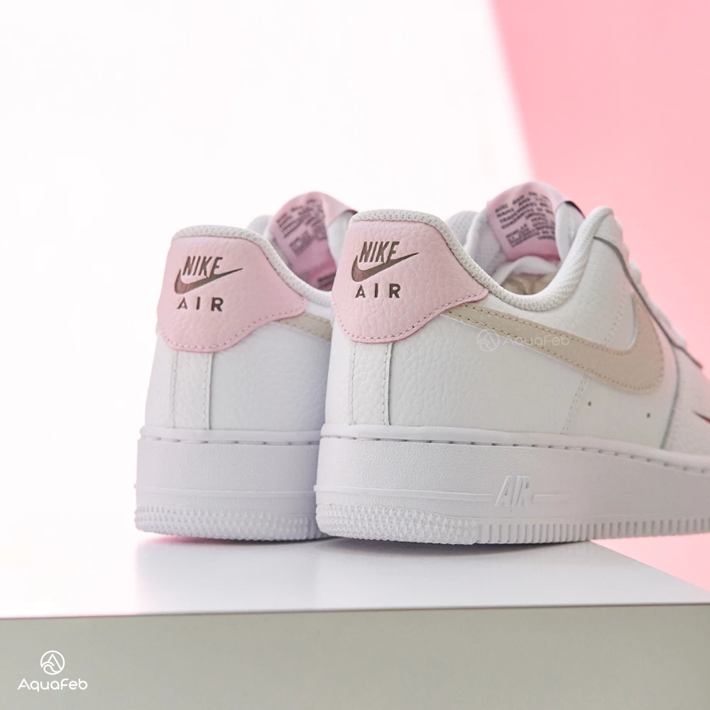 Nike Air Force 1＇07 Low 女 白粉 AF1 雙勾 壓印小勾 荔枝皮 休閒鞋 HF9992-100-細節圖4