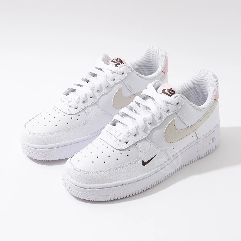 Nike Air Force 1＇07 Low 女 白粉 AF1 雙勾 壓印小勾 荔枝皮 休閒鞋 HF9992-100-細節圖6
