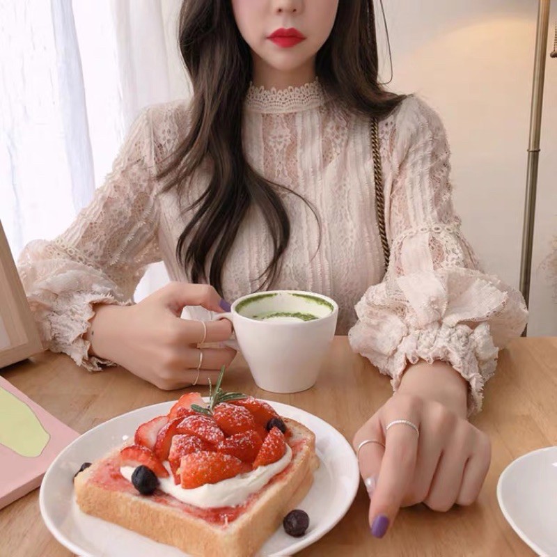 ❤️現貨在台，黑.杏 可愛 清新 女神 氣質 襯衫 OL 泡泡袖 設計感 蕾絲 襯衫 復古 鏤空 鈎花 長袖 百搭 上衣-細節圖2