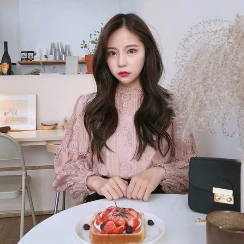 ❤️現貨在台，黑.杏 可愛 清新 女神 氣質 襯衫 OL 泡泡袖 設計感 蕾絲 襯衫 復古 鏤空 鈎花 長袖 百搭 上衣-細節圖3