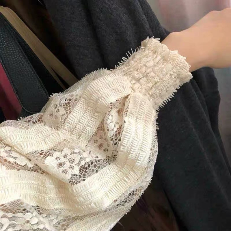 ❤️現貨在台，黑.杏 可愛 清新 女神 氣質 襯衫 OL 泡泡袖 設計感 蕾絲 襯衫 復古 鏤空 鈎花 長袖 百搭 上衣-細節圖6