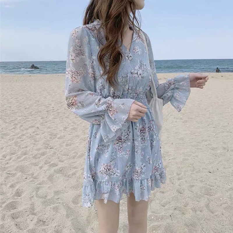 ❤️現貨在台，藍.杏 可愛 清新 女神 野餐 度假 甜美 碎花 木耳邊 V領 喇叭袖 高腰 連衣裙 短裙 荷葉邊 洋裝-細節圖3