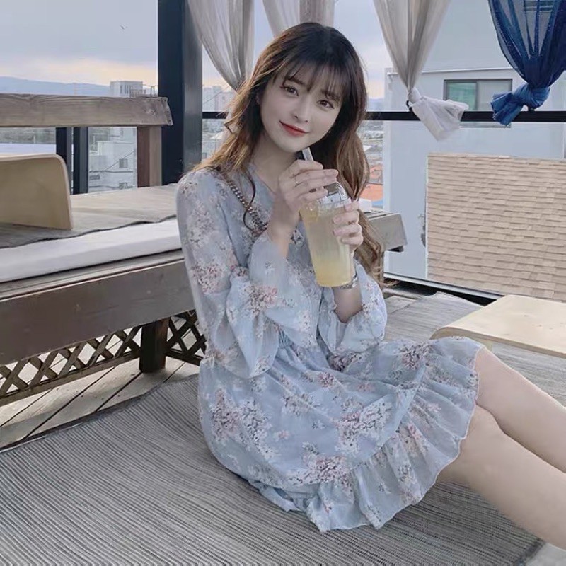 ❤️現貨在台，藍.杏 可愛 清新 女神 野餐 度假 甜美 碎花 木耳邊 V領 喇叭袖 高腰 連衣裙 短裙 荷葉邊 洋裝-細節圖5
