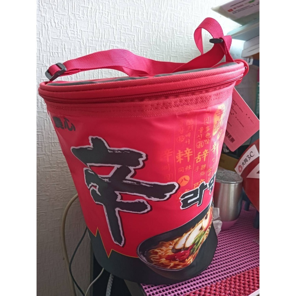 🍜限量販售7天🍜情人節限定而已 超巨辛拉麵分享組 保溫袋 保冰袋 農心 辛香菇味杯麵 超巨辛拉麵 背包 側背包-細節圖2
