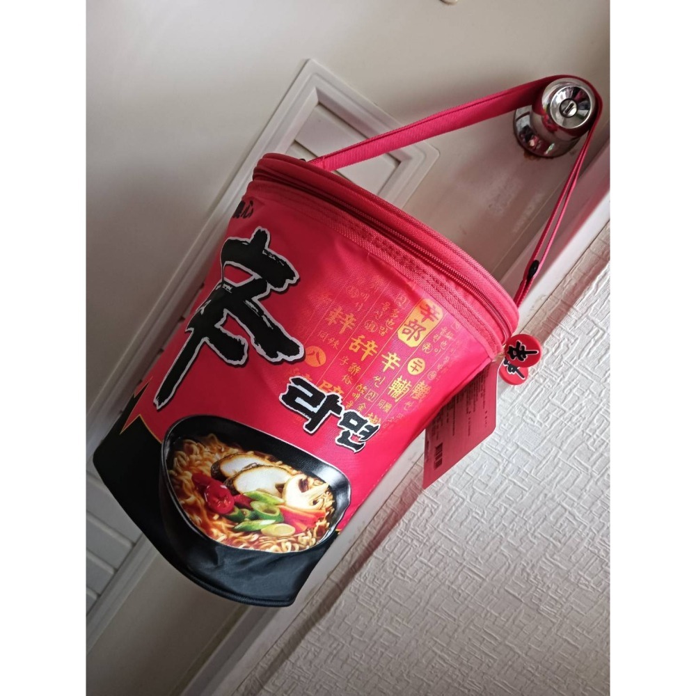 🍜限量販售7天🍜情人節限定而已 超巨辛拉麵分享組 保溫袋 保冰袋 農心 辛香菇味杯麵 超巨辛拉麵 背包 側背包-細節圖3