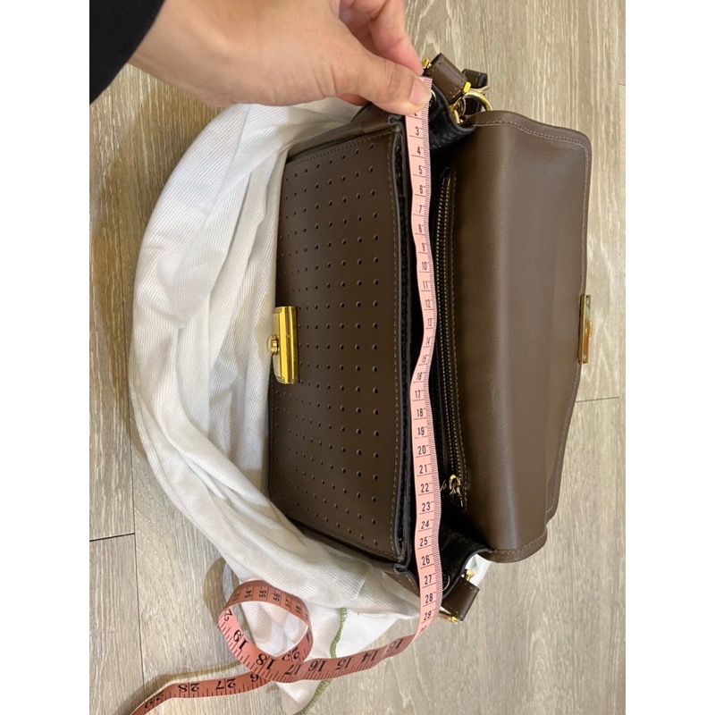 全新 LONGCHAMP Mademoiselle 金鎖釦洞洞小牛皮荷篷包 橄欖綠肩背包 手提包-細節圖4